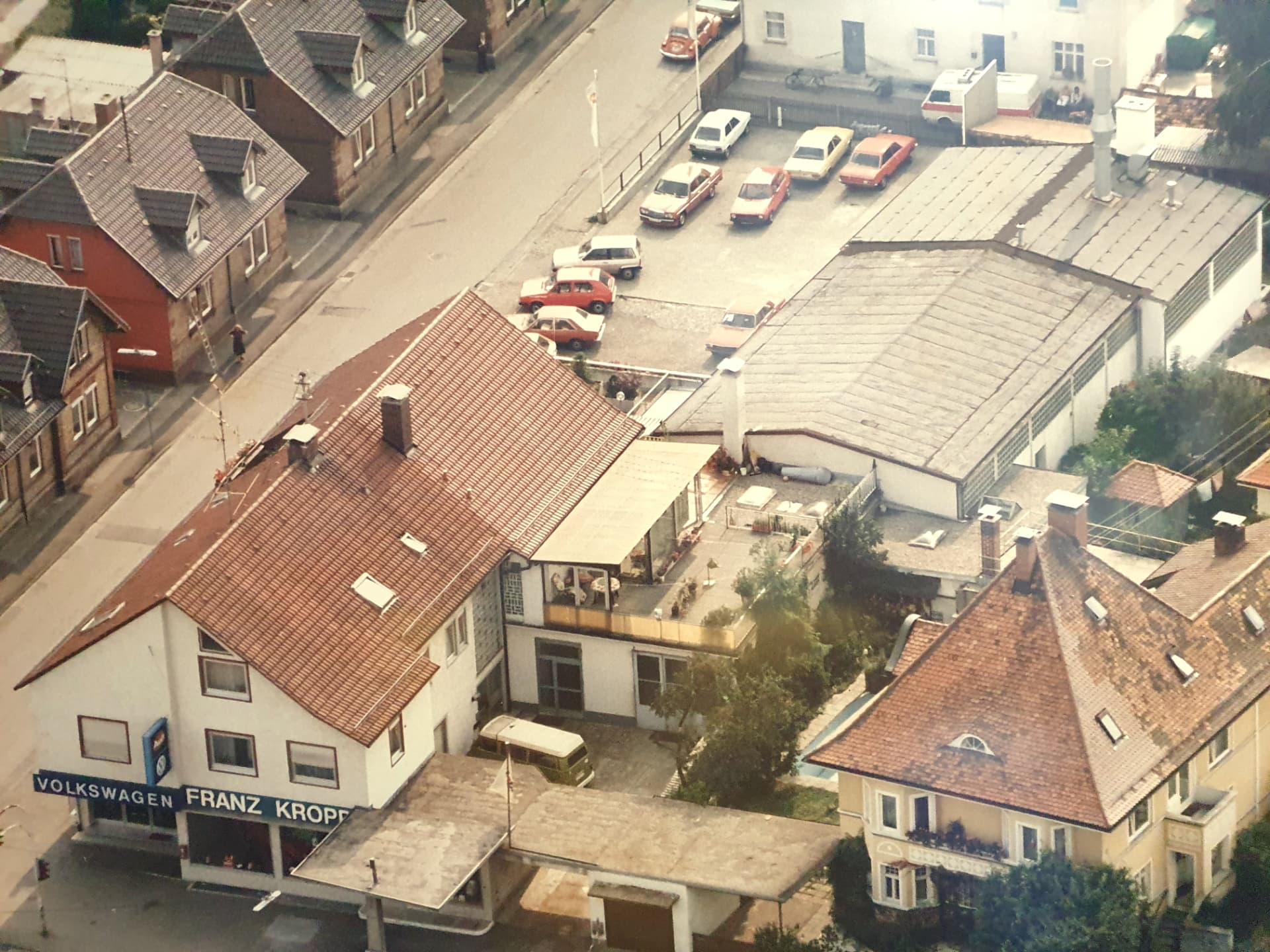 Historische Luftaufnahme des Volkswagen-Betriebs Franz Kropp