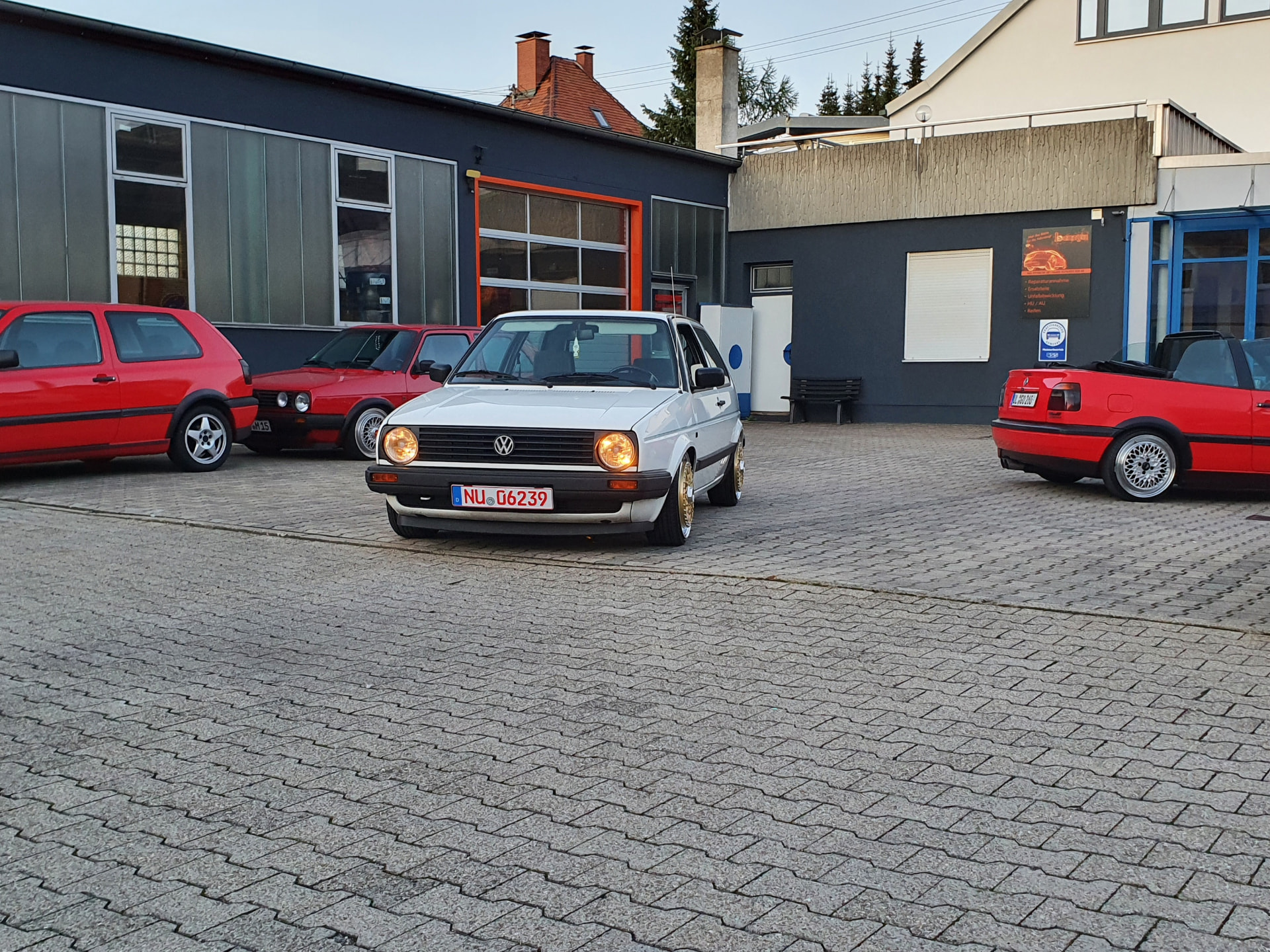 Werkstatt-Hof von Benzyn in Vöhringen mit Fahrzeugen